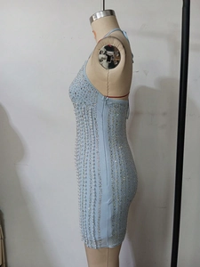 Détail de la robe mini bleu clair avec perles blanches cousues et strass en cristal brillant