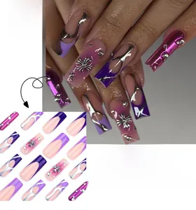Dettaglio delle unghie viola French con croci argentate stile Chrome Hearts e strass lucidi
