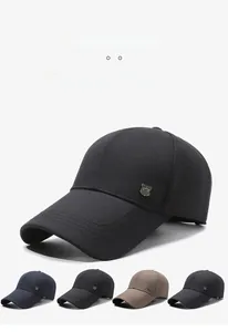 Détail de la casquette style business avec emblème métallique et coutures renforcées