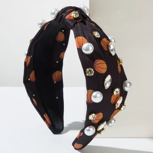 Détail du bandeau sport avec motifs basket, perles fantaisie et cristaux brillants