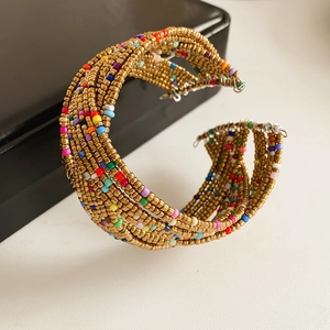 Détail du bracelet manchette multicouche bohème avec perles de verre colorées