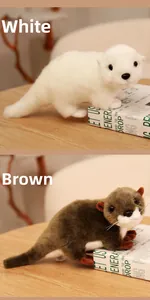 Dettaglio di lontre di peluche bianche e marroni con morbida pelliccia e occhi realistici