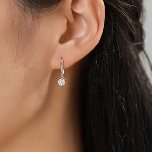 Minimalistische S925 Sterlingsilber Ohrhänger mit 0,5ct Moissanit getragen am Model