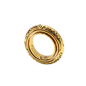 Makro-Detail des antiken goldenen Astronomie-Rings mit vintage mechanischer Faltstruktur