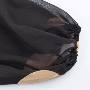 Robe en mousseline à pois avec manches longues transparentes et poignets élastiques noirs