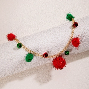 Collier de Noël avec pompons rouges et verts et cloches sur une chaîne dorée