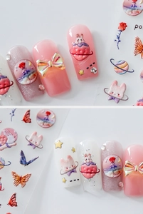 Détail de stickers 3D pour ongles avec motifs fraise, lapin et planète en relief