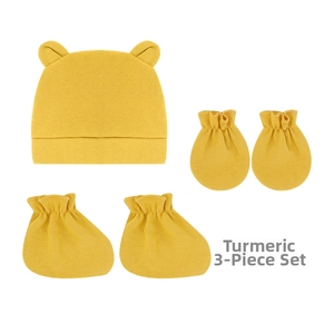 Ensemble bébé 3 pièces comprenant bonnet en tricot jaune, moufles et chaussons