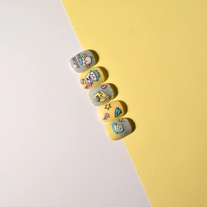 Détail d'autocollants 5D pour ongles avec motifs de dessins animés mignons et fleurs