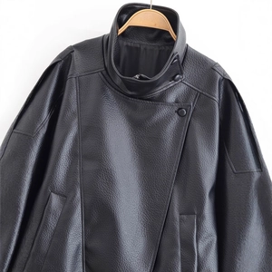 Veste femme en simili cuir noir grainé avec col montant et coupe oversize tendance et chic