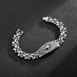 Detaillierte Makroaufnahme der Vintage-Blumengravuren auf einem silbernen Herrenarmband