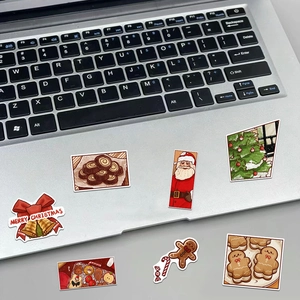 Detailansicht der festlichen Weihnachtsaufkleber mit Weihnachtsmann auf einem Laptop