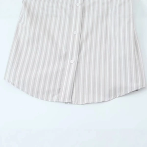Chemise rayée grise et blanche pour femme avec ourlet arrondi et boutons classiques