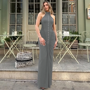 Detalle del vestido gris sin mangas con botones frontales decorativos y pliegues fruncidos