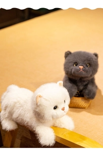 Primer plano de gatos de peluche blancos y grises con pelo sintético y detalles realistas