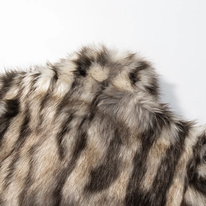 Dettaglio della texture in ecopelliccia animalier sul colletto alto della giacca