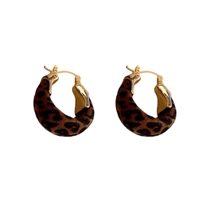 Elegant U-shaped leopard print flocking earrings with luxury golden metal clasp for women