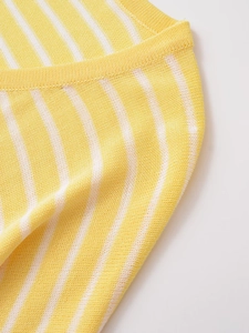 Nahaufnahme des gelb-weiß gestreiften Strickoberteils mit Textur und feinem Ausschnitt