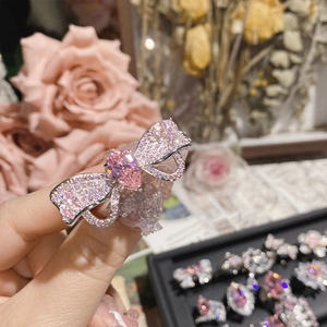 Rosa Herz-Schleifenring mit 18K Versilberung und funkelnden Asscher Zirkonia Steinen
