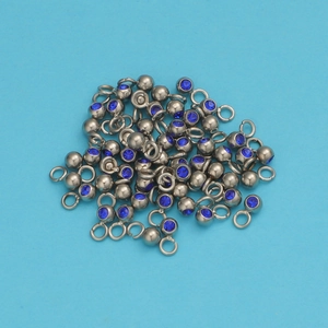 Λήψη macro από ασημένια μενταγιόν 3mm από ανοξείδωτο ατσάλι με μπλε στρογγυλούς κρυστάλλους