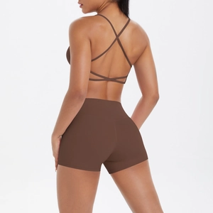 Détail de l'ensemble de yoga marron foncé avec brassière à bretelles croisées et short sculptant