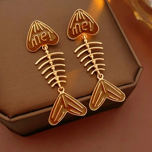 Detailansicht der Fischgräten-Ohrringe in Roségold mit brauner Emaille und me! Schrift