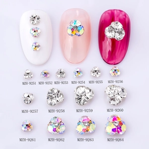 Gros plan de strass 3D pour nail art appliqués sur des faux ongles colorés