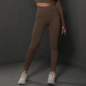 Détail du legging de yoga sans couture à taille haute marron avec gainage abdominal