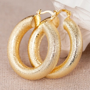 Orecchini a cerchio spessi in oro testurizzato con finitura opaca e design elegante