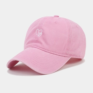 Détail de la broderie cœur sur casquette de baseball en coton rose délavé