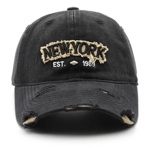 Gewaschene Vintage-Baseballkappe in Schwarz mit New York-Stickerei und Used-Look-Details