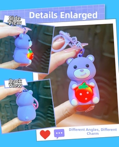 Dettagli del portachiavi a forma di orso viola con fragola luminosa e luce LED