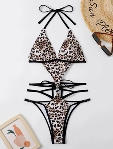 Costume leopardato cut-out con anelli metallici e accessori estivi in vista piatta