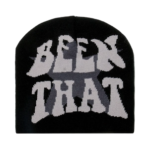 Détail du tissage et du lettrage jacquard 'BEEN THAT' sur le bonnet en maille noir