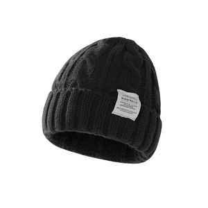 Gorro de punto negro para invierno, cálido y casual de color sólido con etiqueta blanca elegante.