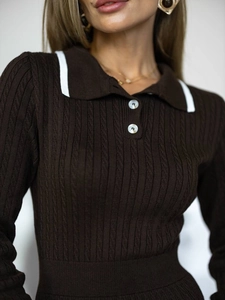Detailansicht der braunen Stricktextur und des weißen Kontrast-Polokragens mit Knöpfen