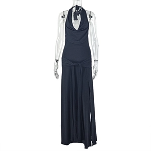 Details des schwarzen Neckholder-Maxikleids mit Wasserfallausschnitt und Beinschlitz