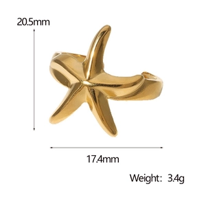 Vue détaillée d'une bague étoile de mer dorée mesurant 20,5 mm sur 17,4 mm