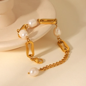 Detail of 18K gold plated paperclip chain bracelet with white freshwater pearls