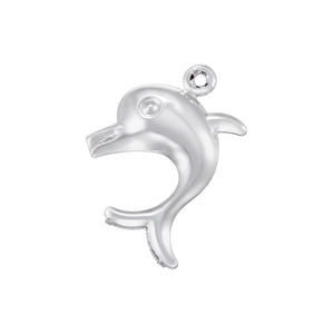 Pendentif dauphin en argent poli avec finition métallique sur fond blanc pur