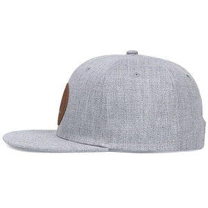 Graue Snapback Cap mit flachem Schirm und rundem braunem Lederpatch-Verzierung