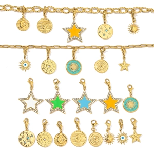 Dettaglio di ciondoli celesti dorati con smalto colorato e strass scintillanti su catena