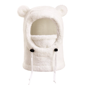 Détail de la capuche blanche en peluche avec oreilles d'ours et cordon ajustable