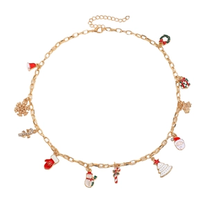 Détail d'un collier double épaisseur avec breloques de Noël colorées et chaîne réglable