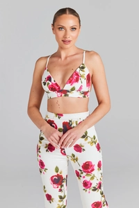 Détail de l'imprimé floral rose et texture du tissu sur ensemble d'été pour femmes