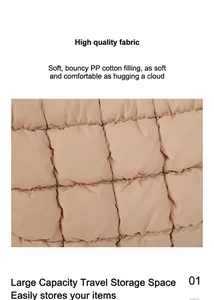 Détail du tissu matelassé kaki et du rembourrage en coton doux pour un sac spacieux