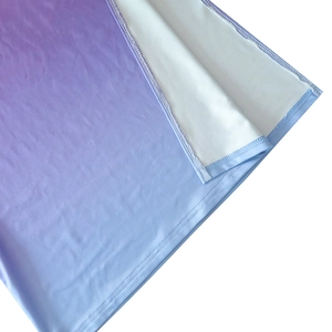 Nahaufnahme von lila-blauem Farbverlauf Stoff und weißem Innenfutter mit feiner Naht