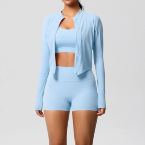 Vue de face d'un ensemble de yoga bleu clair 3 pièces avec veste, brassière et short