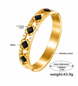 Detalle macro del brazalete de acero dorado con cristal negro y piedras de circonita