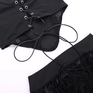 Détail du haut en dentelle noire avec rubans de laçage élégants et œillets métalliques fins